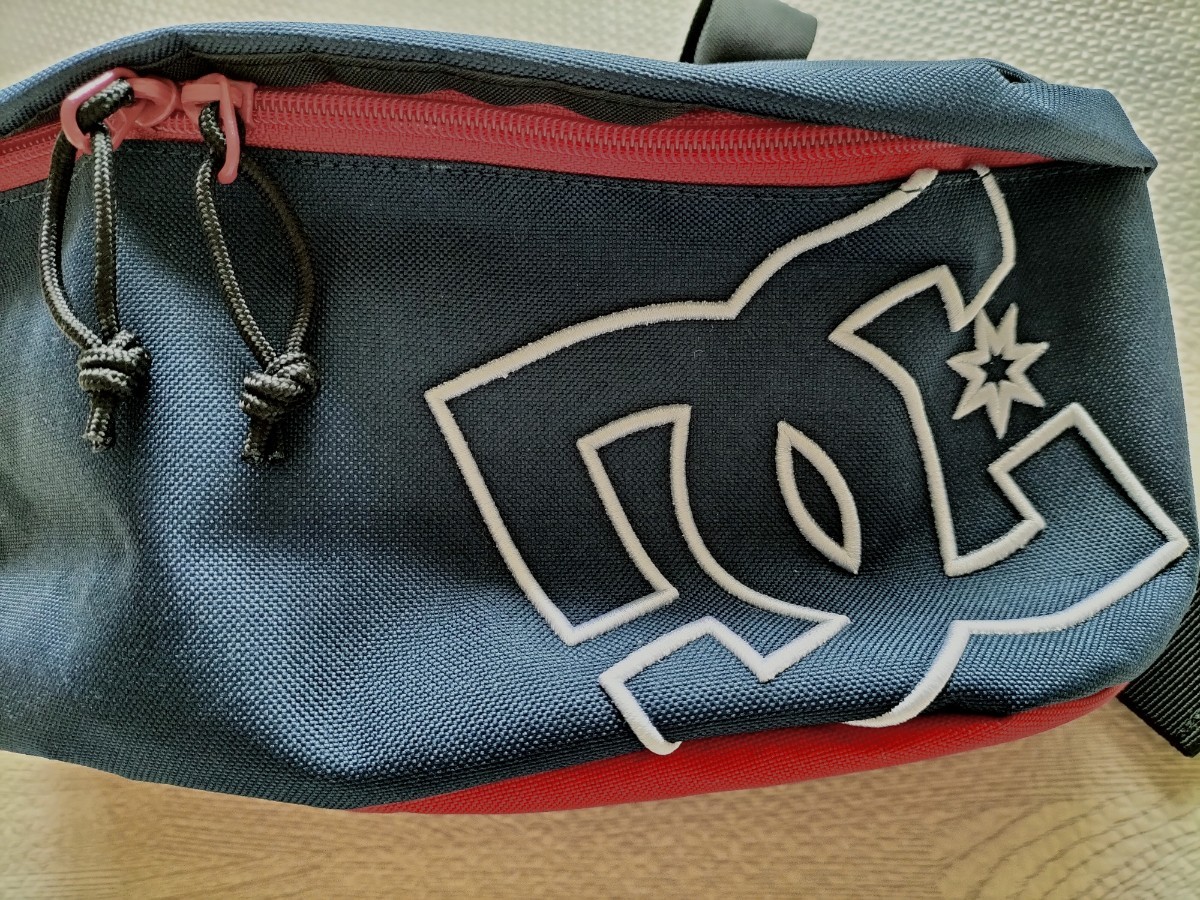  прекрасный товар **[DC SHOE/ti-si-] сумка-пояс * бардачок Mini сумка * сумка "body" * темно-синий × красный 