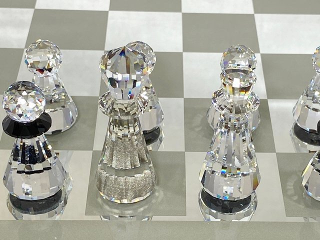 ◆SWAROVSKI スワロフスキー クリスタル チェスセット 廃盤品 ケース付き ボードゲーム オブジェ 装飾 コレクションの画像3
