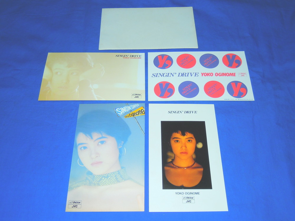 I028bu 荻野目洋子 SINGIN’DRIVE 記念ポストカード3枚とシールのセット_画像1