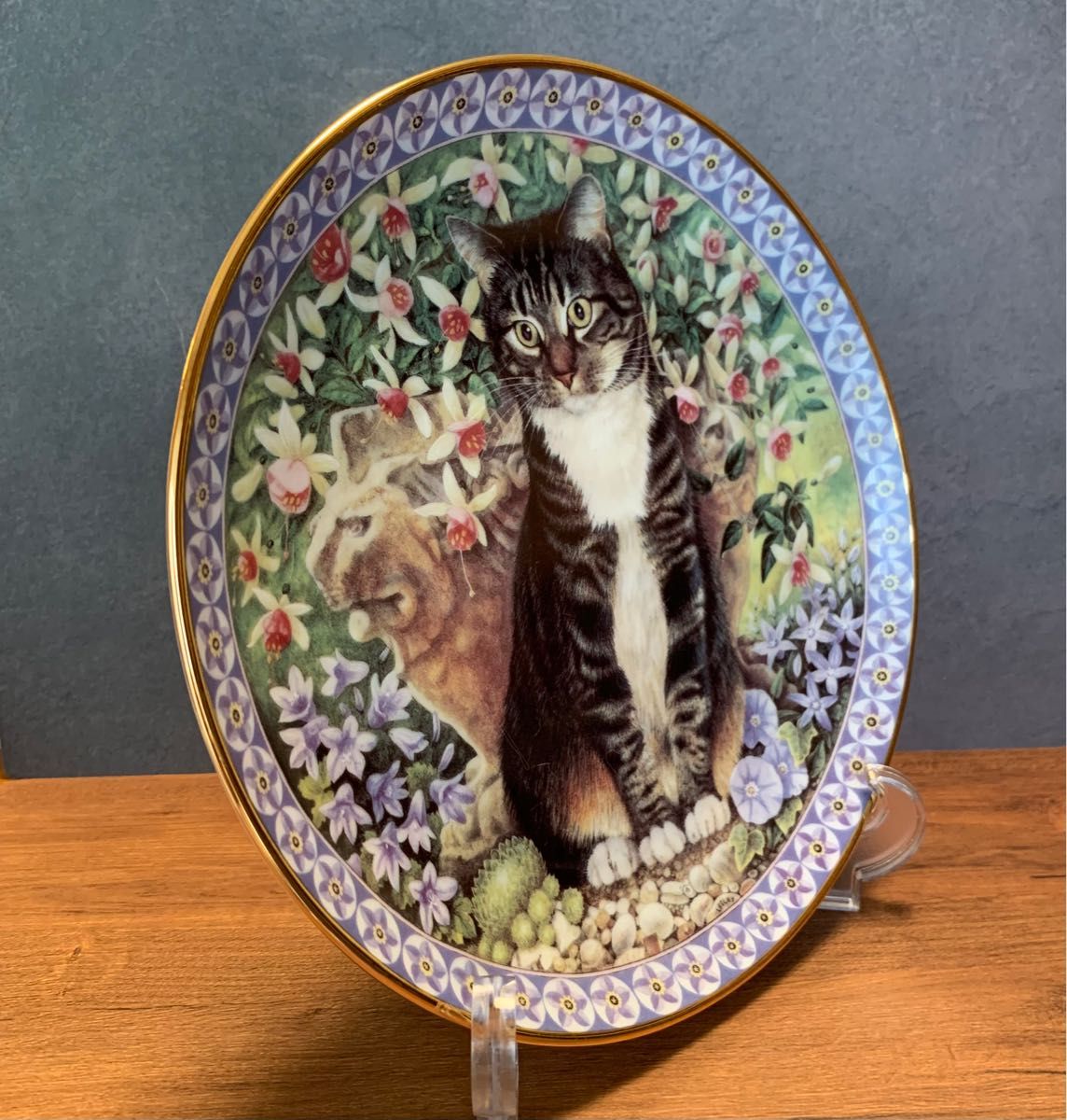 レズリーアンアイボリー 猫のプレート 花の中の猫達 エンジェル フクシアとカンパニュラ ダンブリー ダンバリーミント 飾り皿