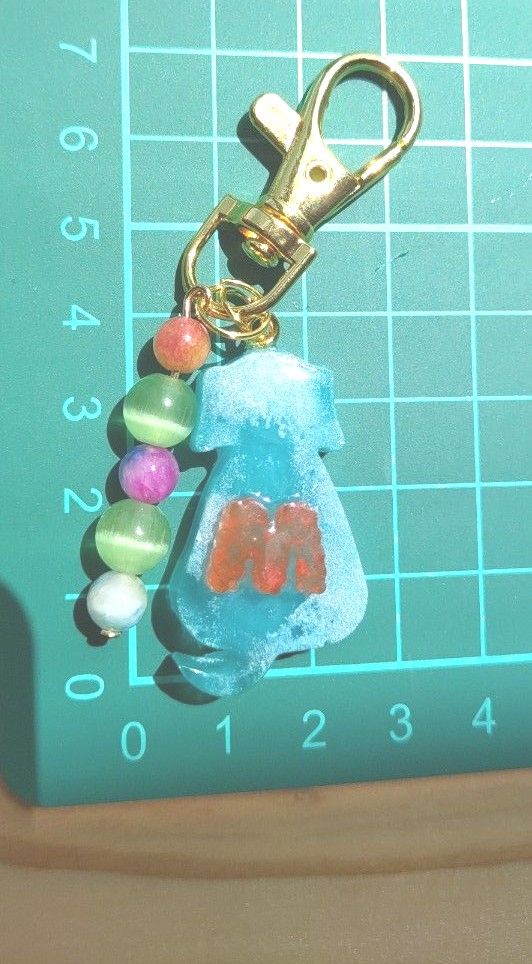 No18 キーホルダー　おすわり犬　イニシャル入り　Ｍ　レジン　ハンドメイド　キャッツアイ　キャンディジェイド