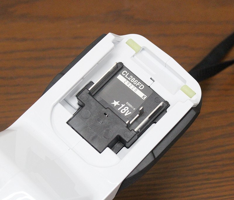 開封未使用 makita/マキタ 充電式クリーナー CL286FDRFW ホワイト 18V