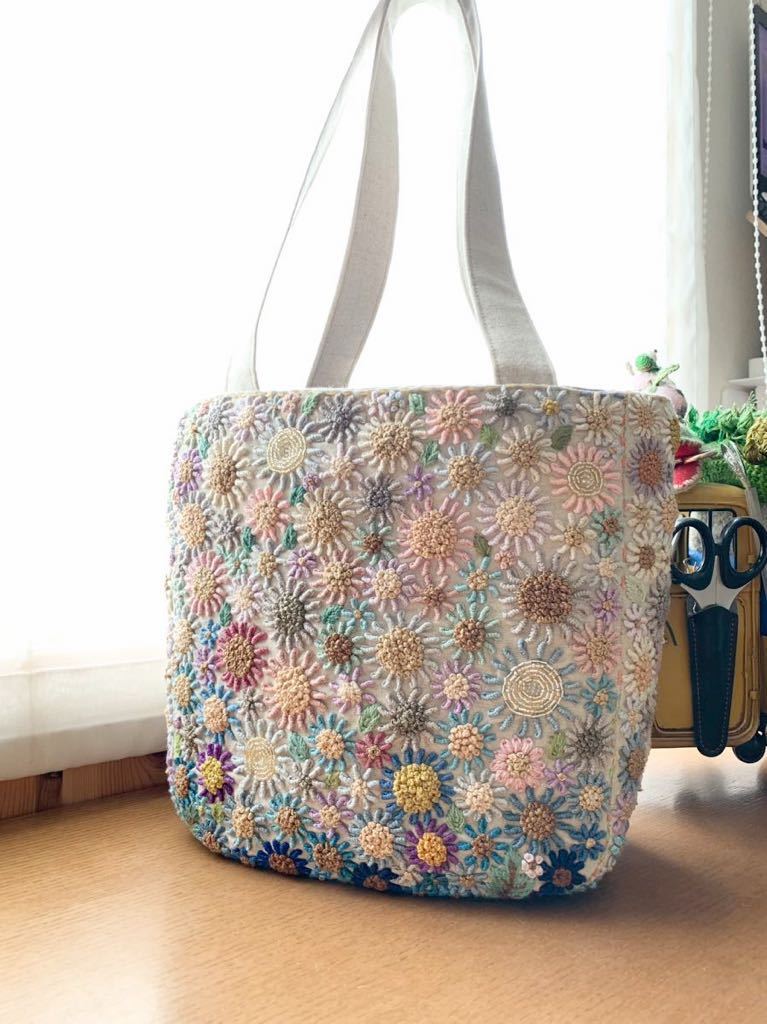 お花の手刺繍 ビーズ刺繍　バッグ　ハンドメイド リネン生地　肩掛け トートバッグ_画像1