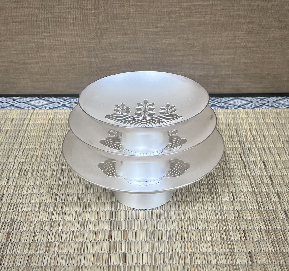 純銀 三段盃 桐紋 約389.8g 未使用品 箱入/裏部・内閣総理大臣 刻有