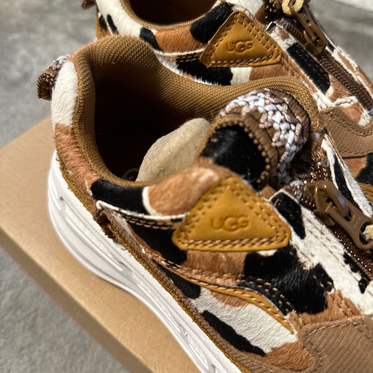 【UGG】 UGG CA805 Zip Cow Print / アグ シーエー805 ジップ カウプリント