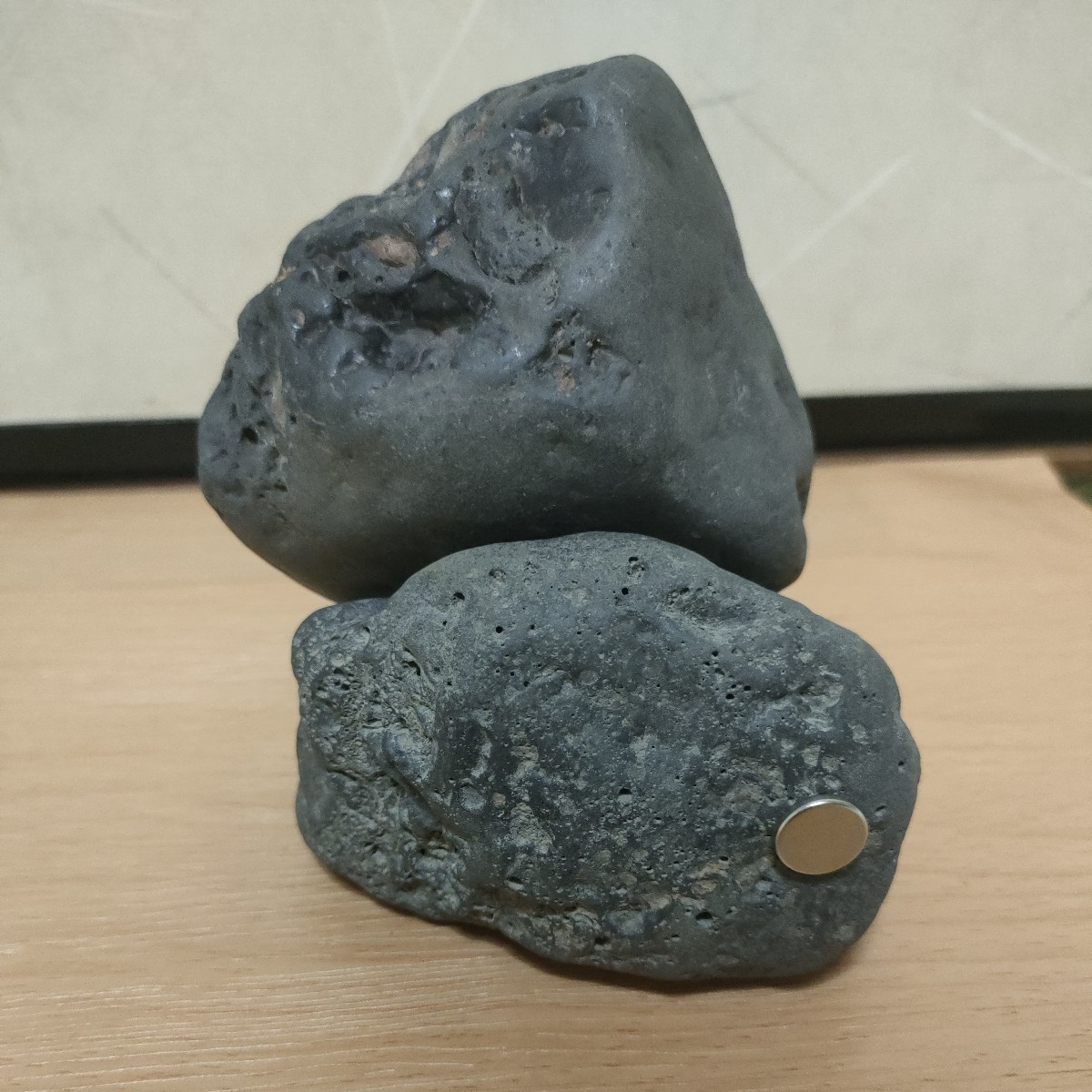 鉄隕石 磁石に付きます 2個セット  2757g ロシア 鑑賞石 置物の画像1