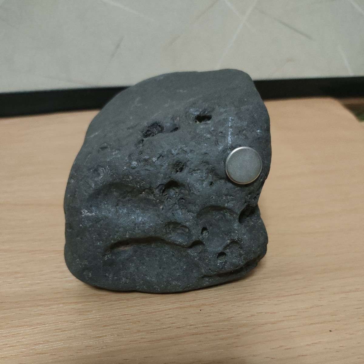鉄隕石 磁石に付きます 無限の穴 1490g ロシア の画像1