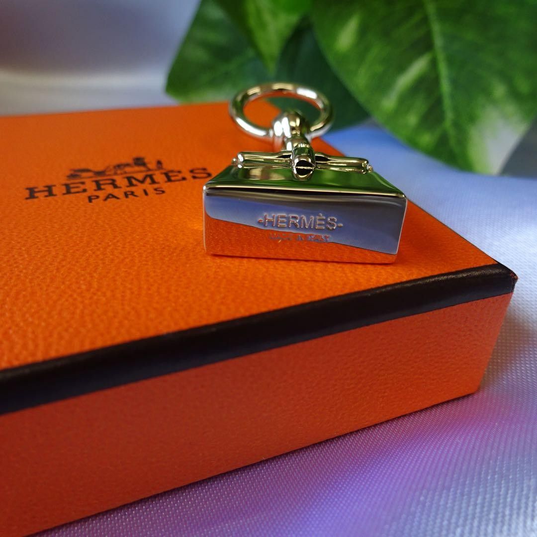 HERMES正規品 ロゴ刻印入りシルバー色チャームネックレス極美品 付属品
