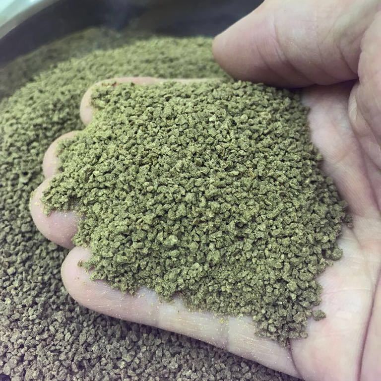オキアミミールもサナギ粉も両方配合されている『ハイブリッドクランブル』1～1.5㎜ 800g入り コリドラス ディスカス ベタに最適な餌の画像1