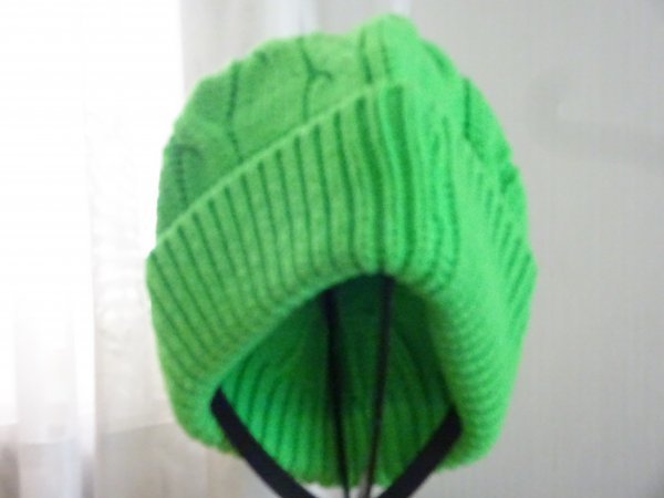 〔韓国製〕男女兼用　光沢のある黄緑色　ポンポン付ニット帽　サイズ５７cm〜５９cm　キャップ　帽子_画像2