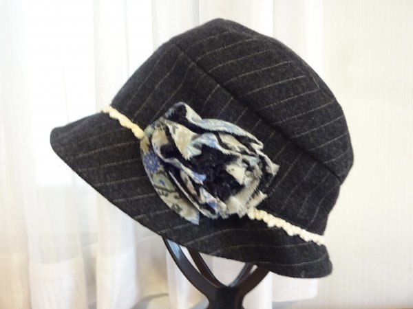 「レディース・婦人用」クロッチェ　灰色帽子　裏面花柄模様　サイズ５７cm　キャップ　帽子　スタイルハット_画像1