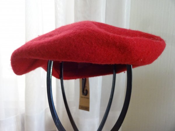 ●ヒデトレーディング●赤色　タグ付　ベレー帽　スタイル帽子　ウール　サイズ５６cm〜５９cm　キャップ　帽子_画像2