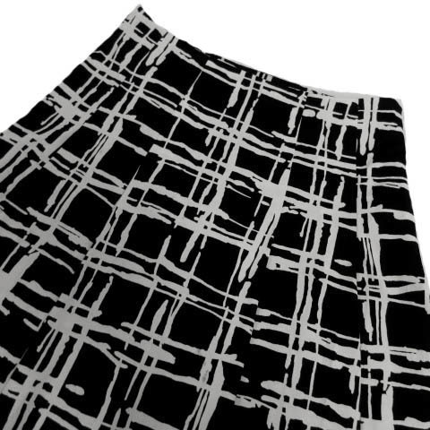 セブンアイディコンセプト 7-IDconcept スカート フレア ミディ丈 日本製 総柄 ブラック 黒 ホワイト 白 38 レディース_画像2