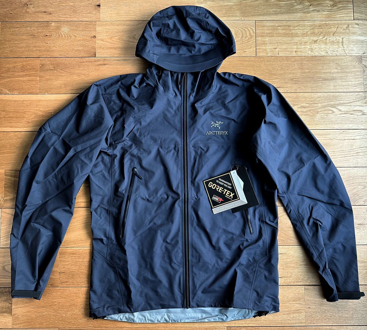 人気急上昇】 新品】ARC'TERYX 【国内正規 Beta L ネイビー ゴアテック