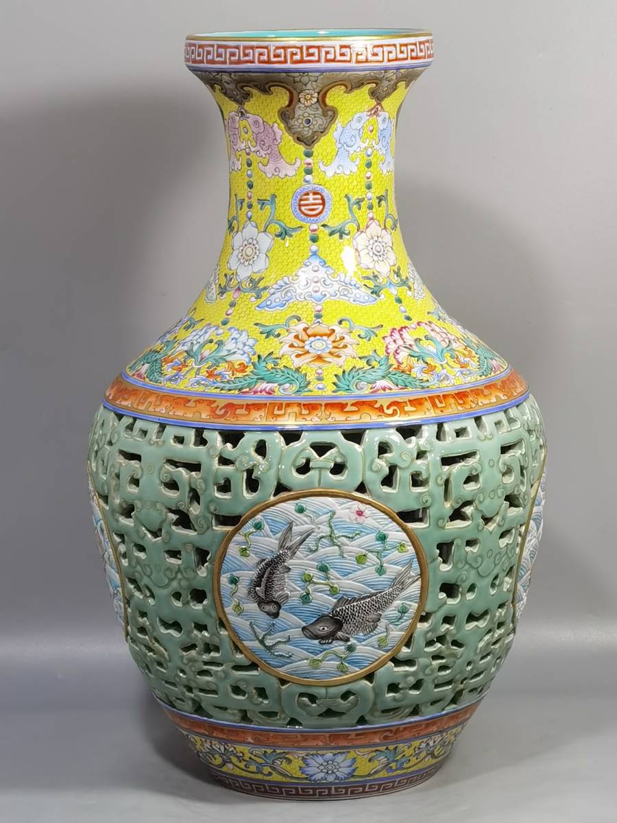 ◆旧蔵◆古美術 中国古玩 大清乾隆年製款 粉彩 描金　黄地粉青釉鏤空双魚瓶 時代物　A03