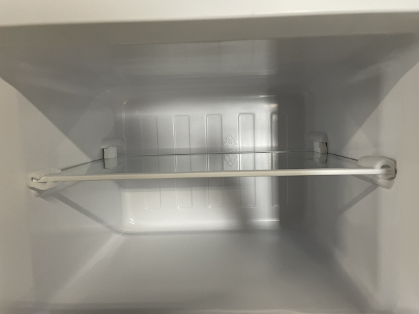 【美品】Haier 2ドア冷蔵庫 JR-N130A 2020年製 通電確認済み ブラック スリムボディー 高さ調整可能トレイ 耐熱天板 強化ガラストレイ_画像4