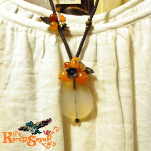  transparent feeling . beautiful * large grain white karu Ced knee × wax code braided necklace pendant white × orange Power Stone hand made Thai miscellaneous goods 