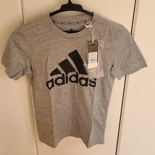 新品未使用送料込　アディダス　Tシャツ　150㎝ adidas 半袖Tシャツ