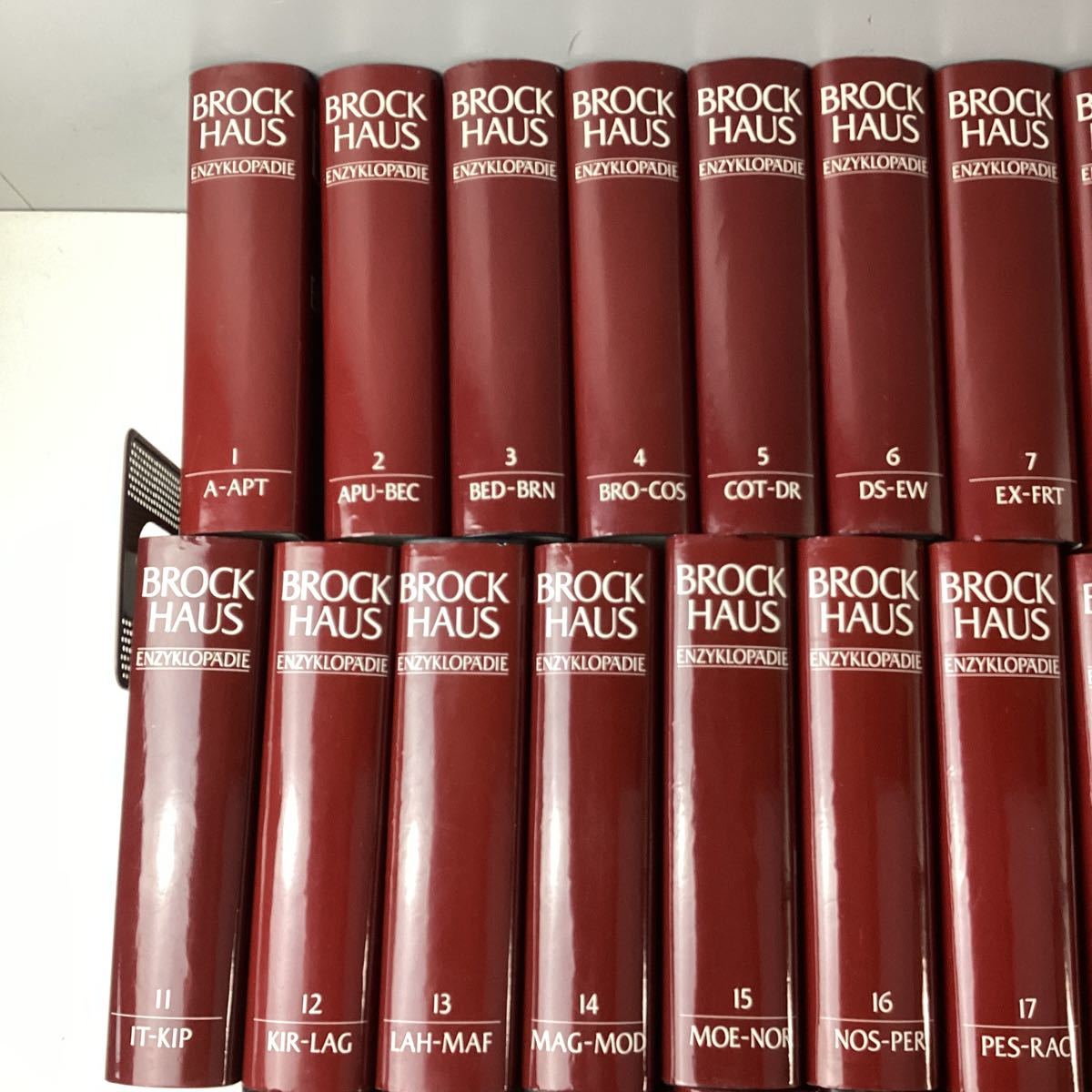 o532 ドイツ語 百科事典 BROCK HAUS 全24巻 +3冊 25巻 30巻 1993年 全27冊 ディスプレイ 本棚 中古品の画像2