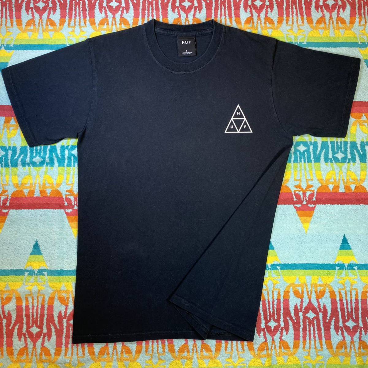 人気抜群HUF Lupus Noctem Triple Triangle Black Tハフ ループス ノクテム カスタム トリプルトライアングル マウンテン ウルブズTシャツS_縫目無し丸胴 着丈袖短めストンとしたBOX型