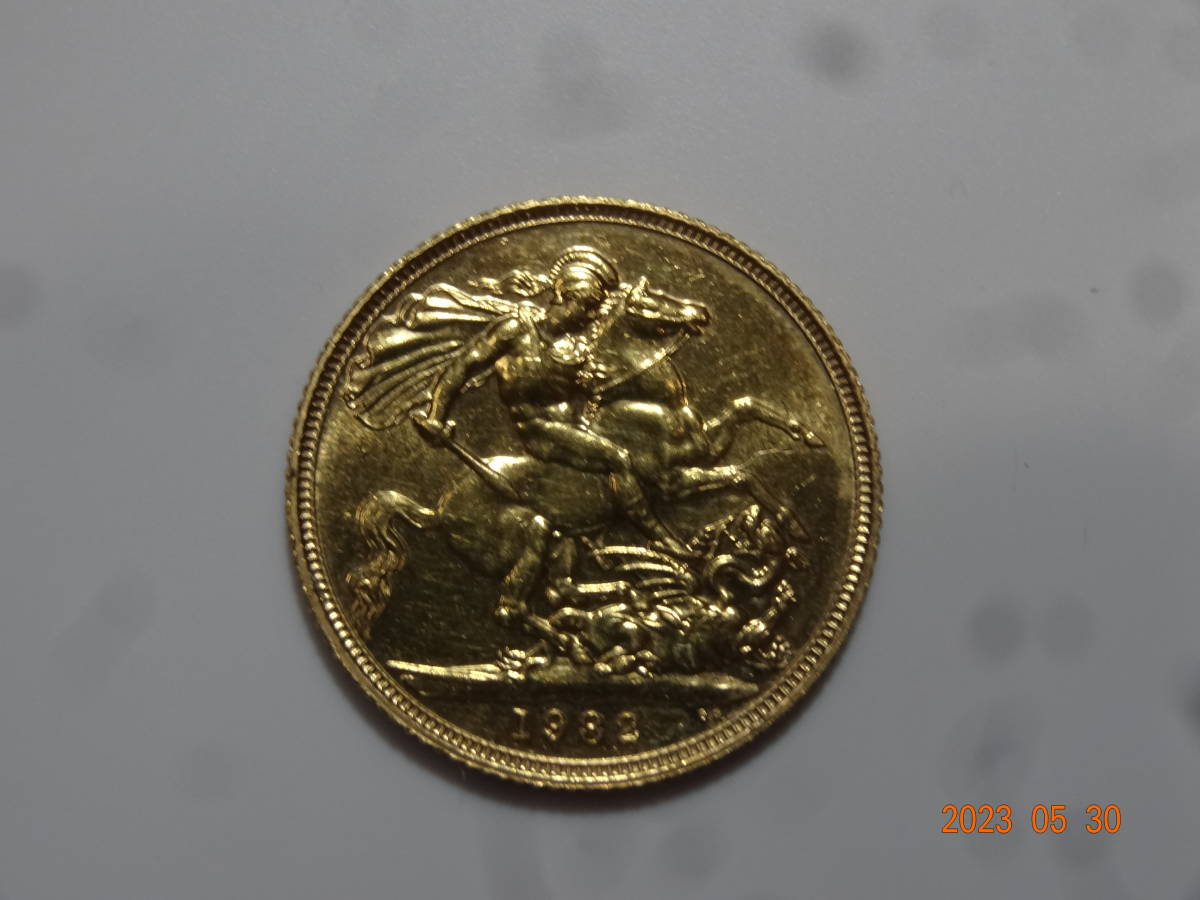 K22　イギリス ソブリン金貨 1ポンド　１９８２年　コイン7.9g 総重量９g_画像6