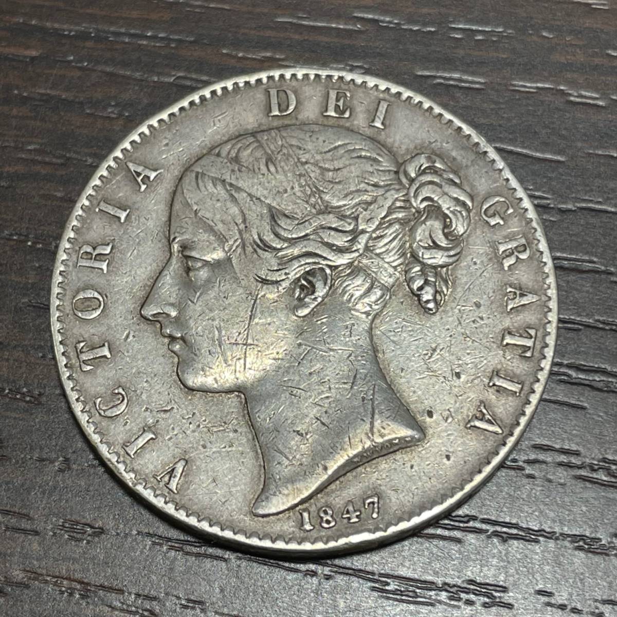 2523E 1847年 イギリス ヴィクトリア女王 クラウン銀貨 28.08g 比重