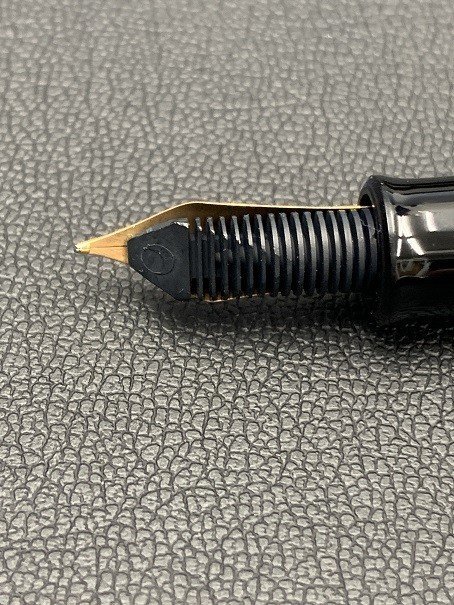 未使用 PELIKAN/ペリカン 万年筆 F TOLEDO/トレド 彫刻 ペン先 18C-750 箱、取説付き ボディ 金メッキ kyK3580K_画像6