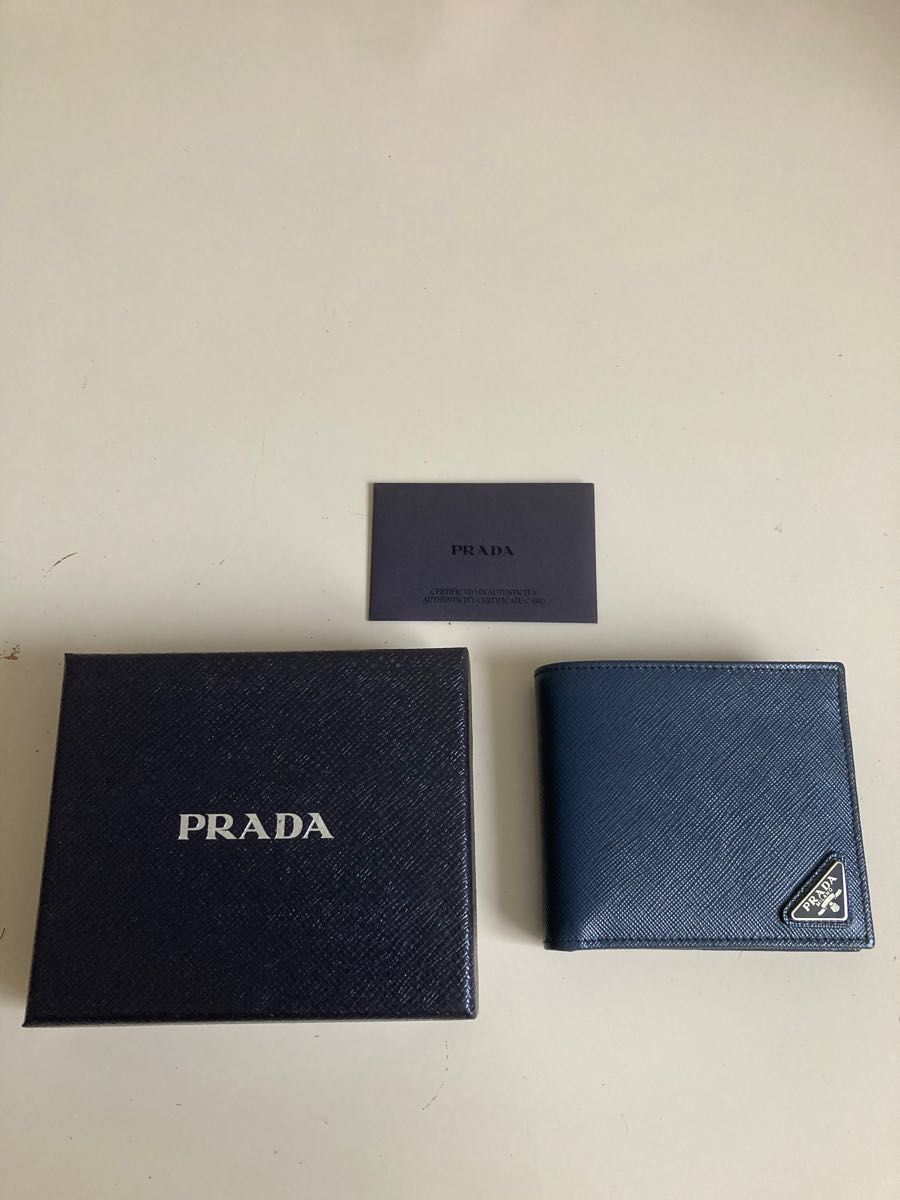 プラダ 財布 メンズ 二つ折り財布 PRADA 2MO738 QHHF0216 ブルー ラベンダーのハンカチ付き