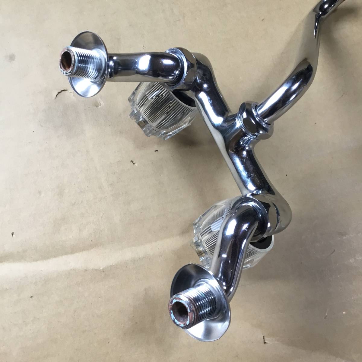 TOTO 水栓 壁付き 2ハンドル混合栓 吐水パイプ下向き【used TOTO 水栓 壁付き 2ハンドル混合栓 吐水パイプ下向き【used