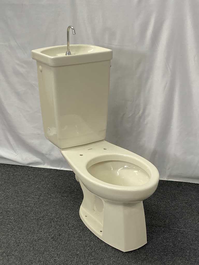 美品】TOTO トイレ 洋式便器 (壁排水) 「C730P」 タンク「S731BR 美品】TOTO トイレ 洋式便器 (壁排水) 「C730P」 タンク「S731BR