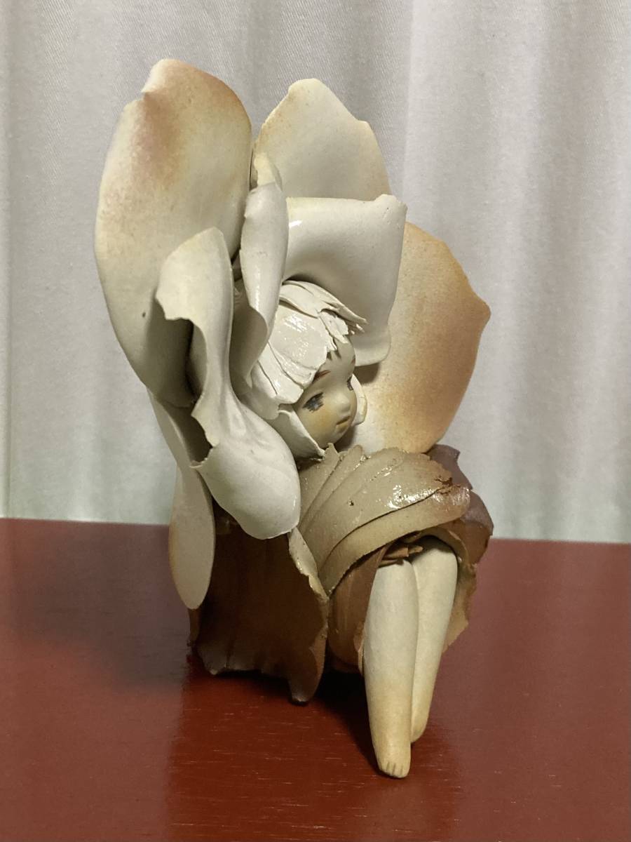白 花 創作人形作家 竹内祥子 森の妖精 花びら 陶器人形 女の子 白 花 創作人形作家 竹内祥子 森の妖精 花びら 陶器人形 女の子