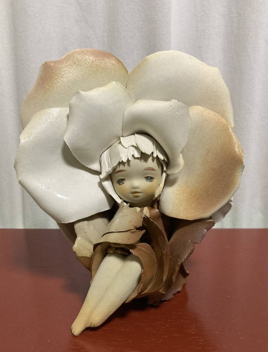 白 花 創作人形作家 竹内祥子 森の妖精 花びら 陶器人形 女の子 白 花 創作人形作家 竹内祥子 森の妖精 花びら 陶器人形 女の子
