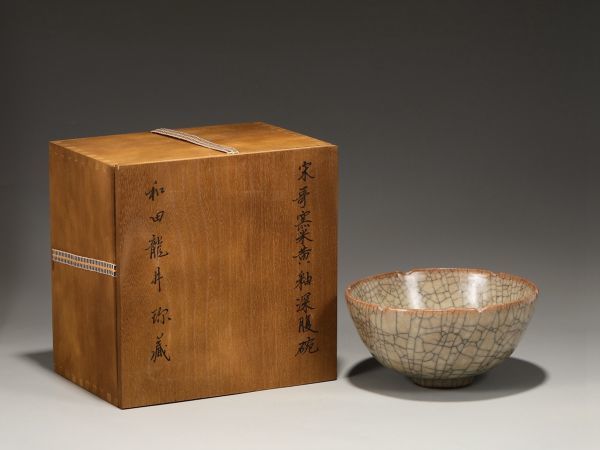 古びた蔵『宋 官窯 陶磁器 青釉葵口深腹碗』極細工 置物 擺件 古賞物