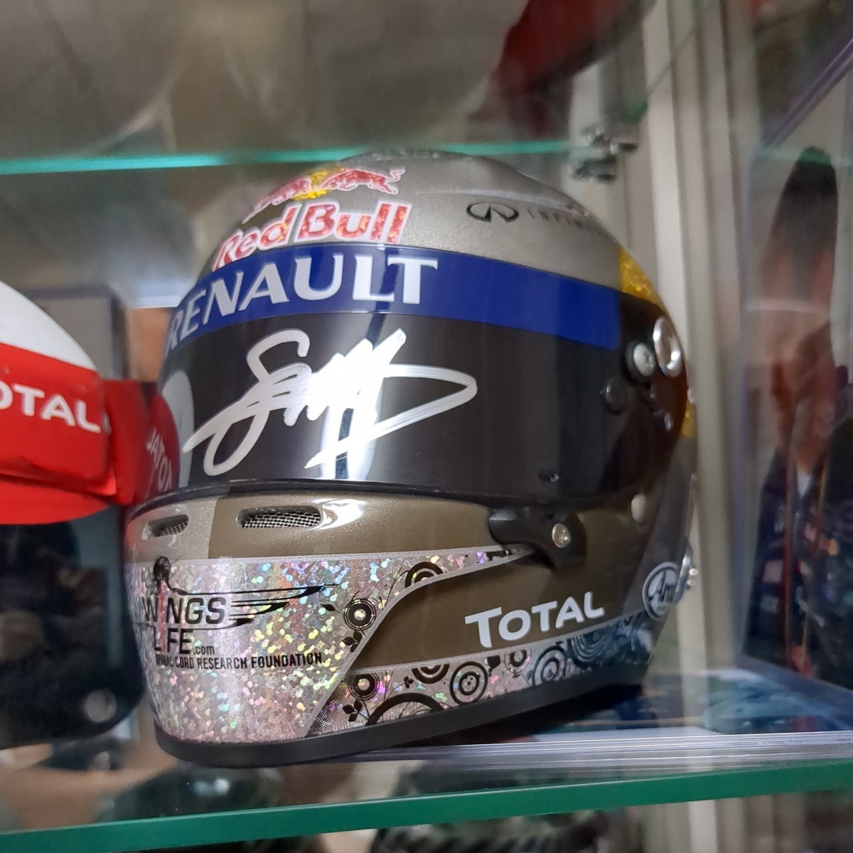 F1 Red Bull racing Sベッテル1/2ヘルメット直筆サイン入り F1 Red Bull racing Sベッテル1/2ヘルメット直筆サイン入り