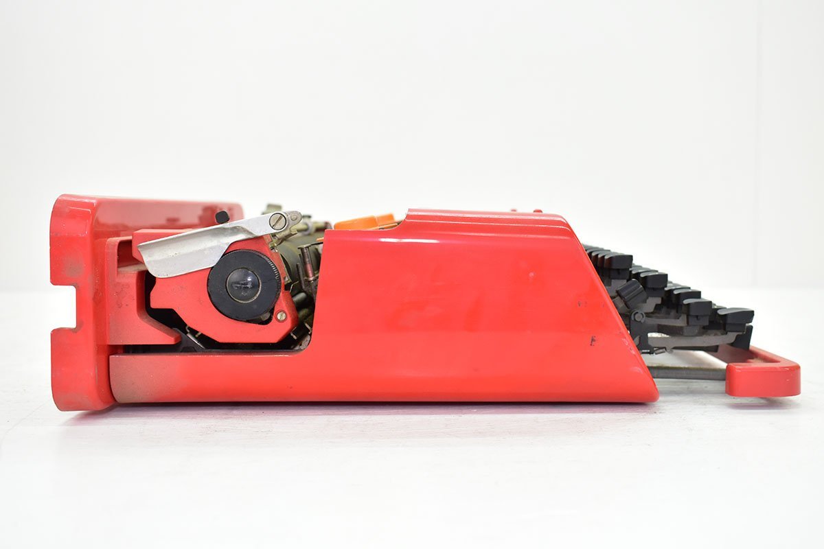 Olivetti Valentine タイプライター レッド ケース付き[スペイン][オリベッティ][バレンタイン][レトロ][アンティーク][英字][赤バケツ]4Mの画像5
