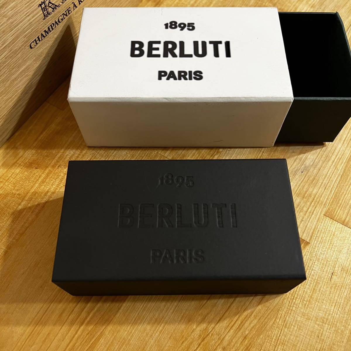 非売品 ベルルッティ 1895 BERLUTI PARIS ロゴ入り 木製ペーパーウェイト オブジェ 置物 インテリア 顧客限定品 ブラック 箱付き_画像2