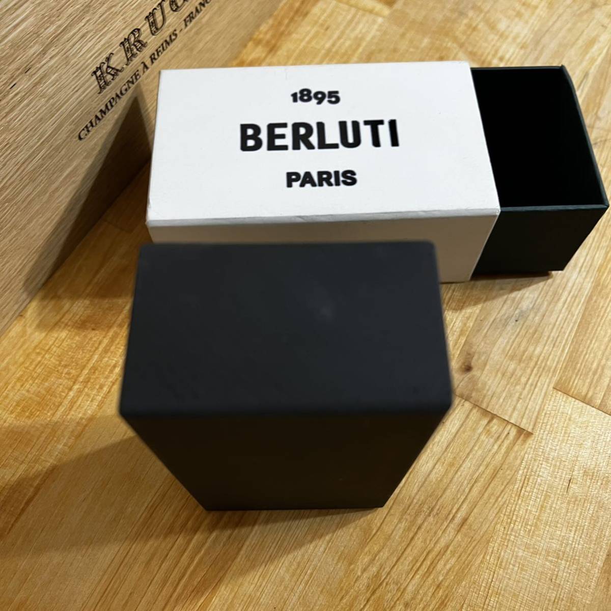 非売品 ベルルッティ 1895 BERLUTI PARIS ロゴ入り 木製ペーパーウェイト オブジェ 置物 インテリア 顧客限定品 ブラック 箱付き_画像6