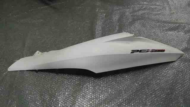 PCX150　KF12-1200xxx　の　ボディカバー　左　傷　爪折れ *1684468320　中古_画像2