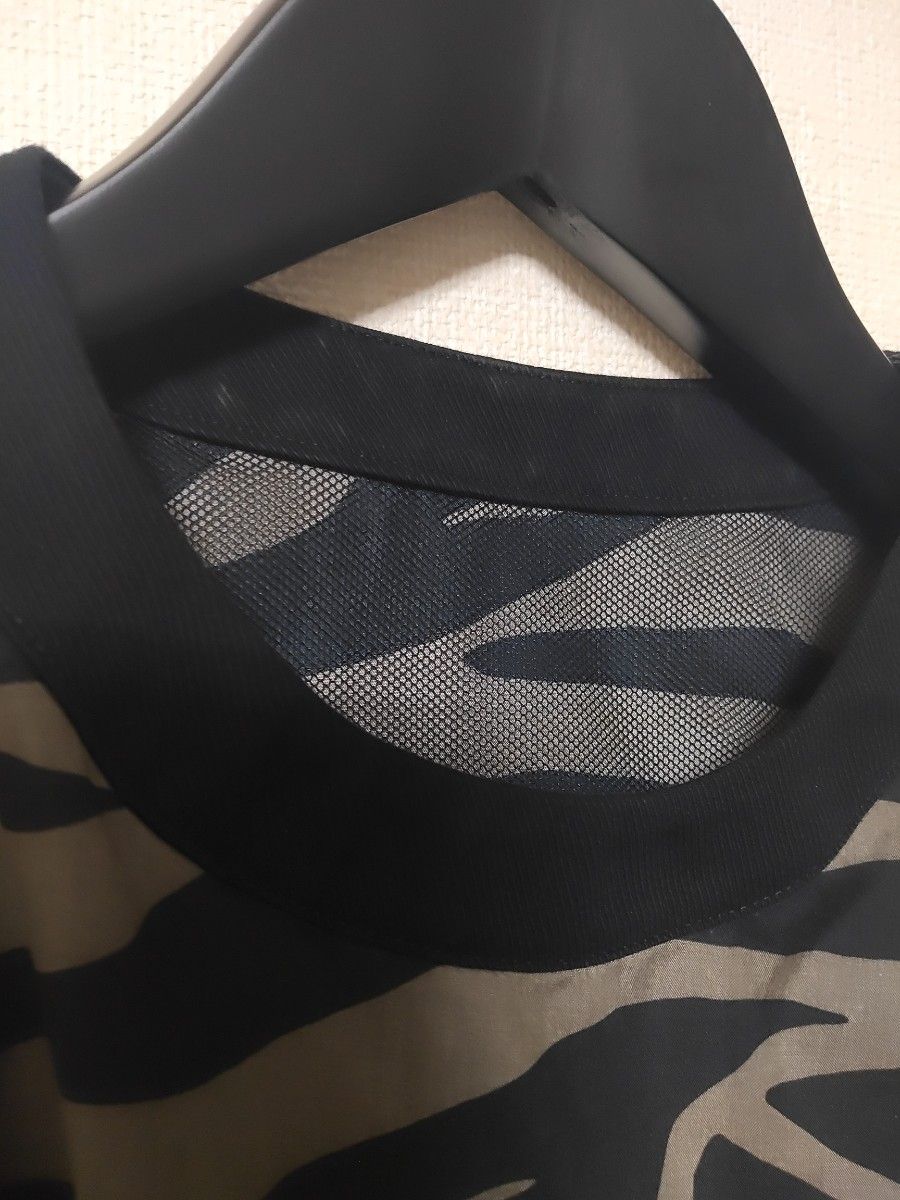 sacai 人気商品 サイズ2 ゼブラ柄 トップス プリーツ シャツ sacai 人気商品 サイズ2 ゼブラ柄 トップス プリーツ シャツ