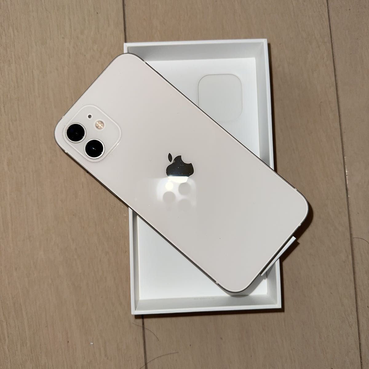 美品】iPhone12 64GB ホワイト SIMフリー カバー フィルム使用により