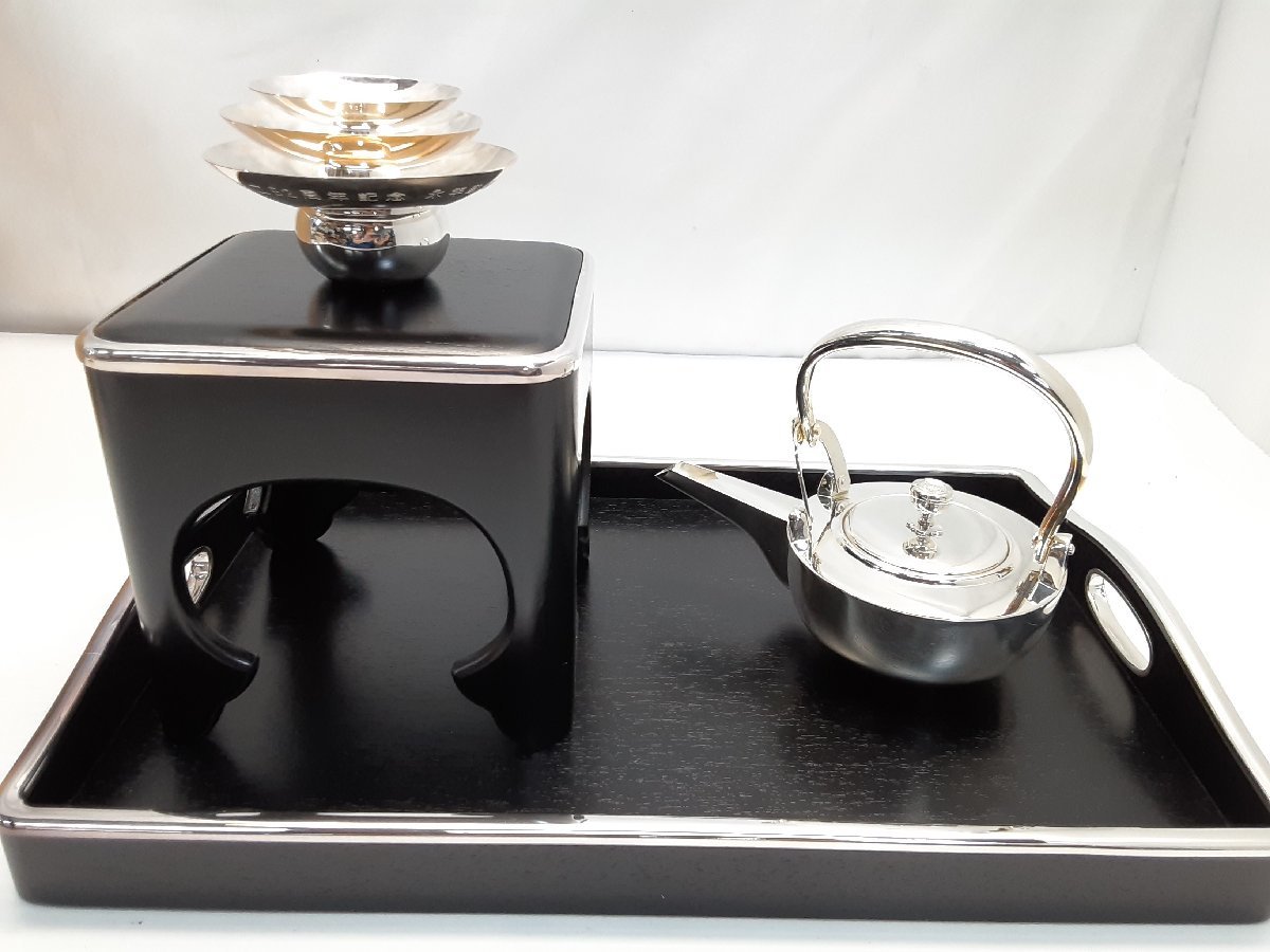 超安い】 屠蘇器一式 純銀/銀製 盃▫急須▫銀縁盆▫盃台▫ 箱付 三重盃