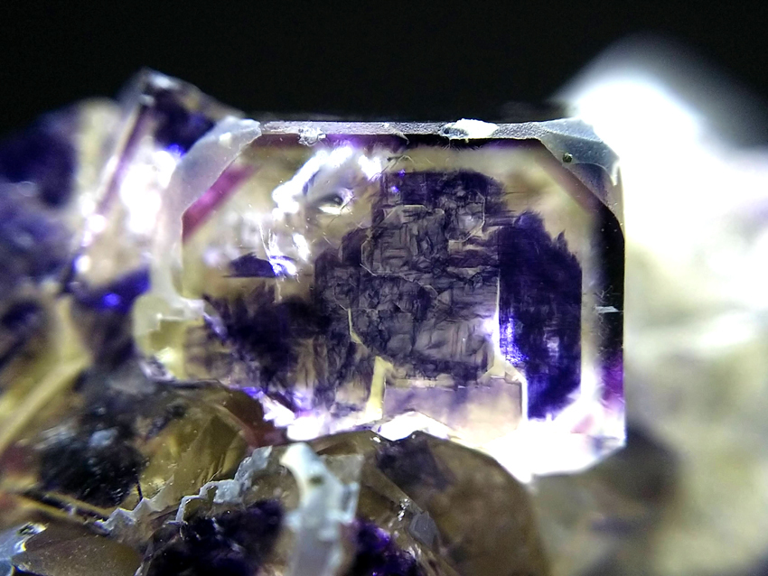 ナミビア・オコルス鉱山産 パープル×イエロー フローライト 蛍石 結晶 