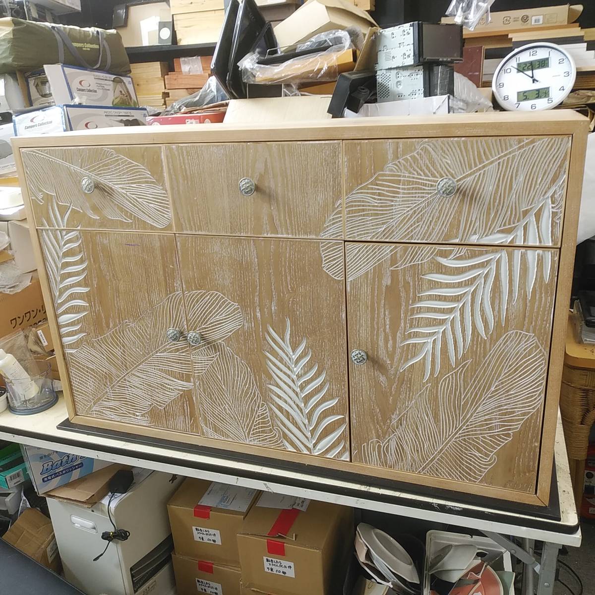 未使用品 leaf carved wide cabinet / リーフが彫刻されたワイド 未使用品 leaf carved wide cabinet / リーフが彫刻されたワイド