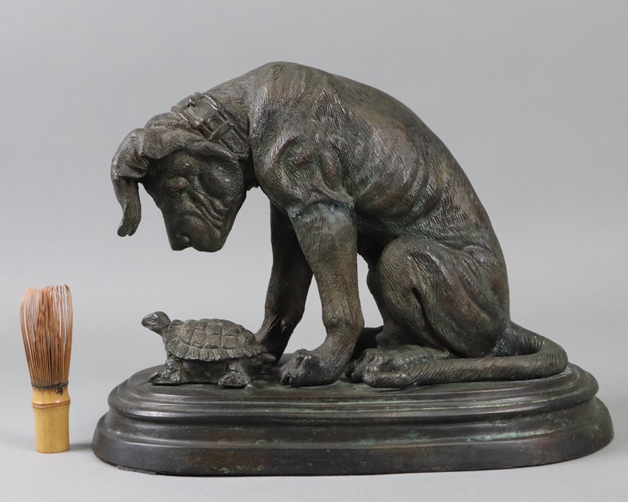西洋アンティーク ブロンズ 犬と亀 置物 高26,2cm 幅36cm 銅製 細密細工 古美術品[b508]