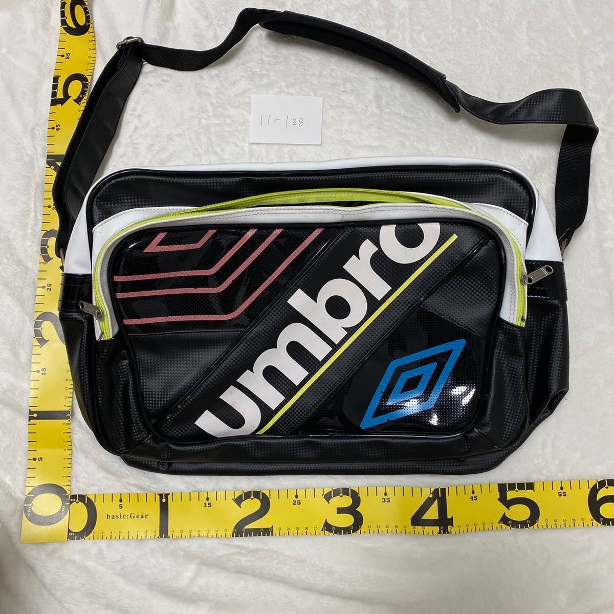 【11-138】UMBRO アンブロ デサント製 エナメル PVC ロゴプリント スポーツ トレーニング ジム サッカー ショルダーバッグ 黒 ブラック_画像9