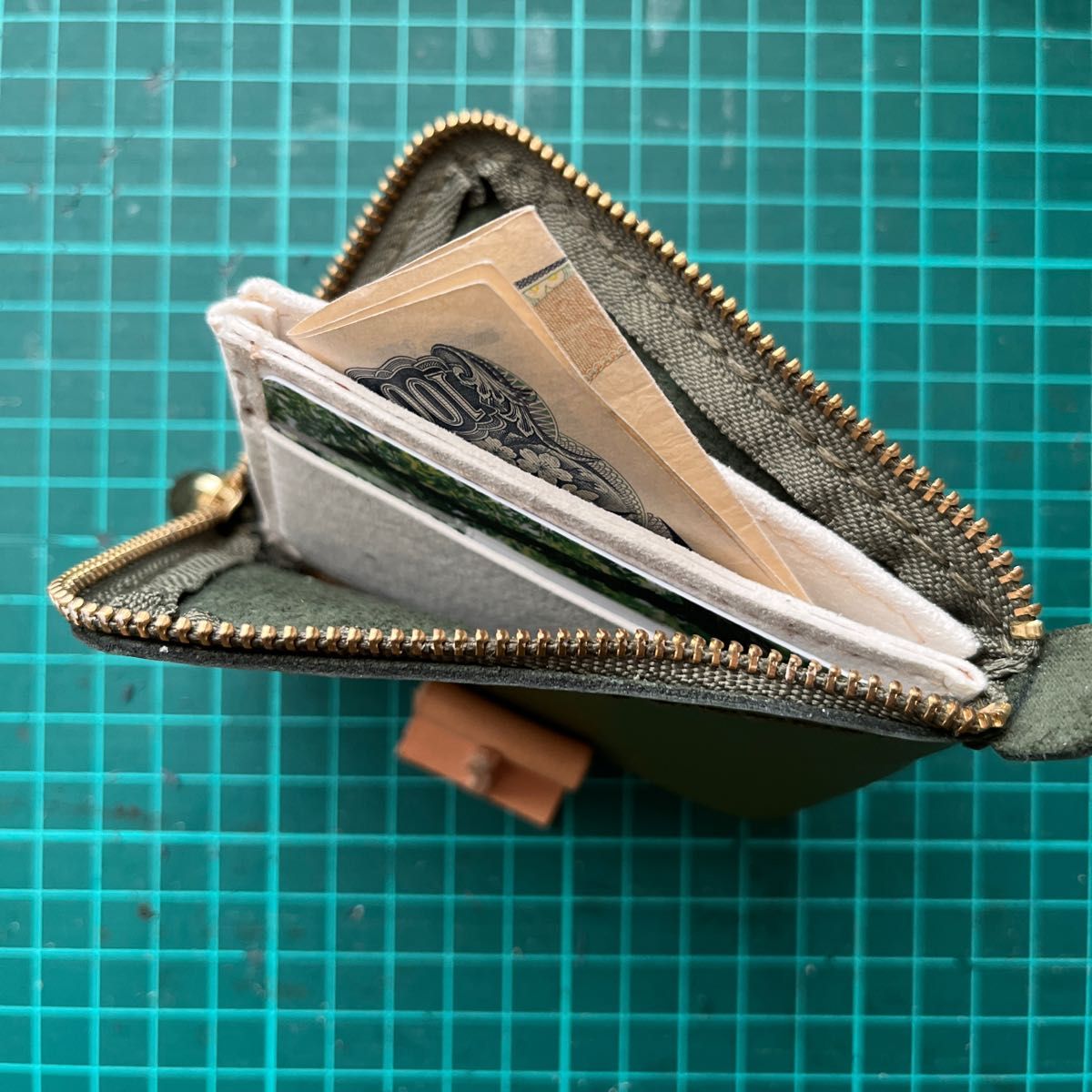 レディース　メンズ　小型財布　コインケース 小銭入れ L字ファスナー カードケース　内ポケット付き　カーキーグリーン