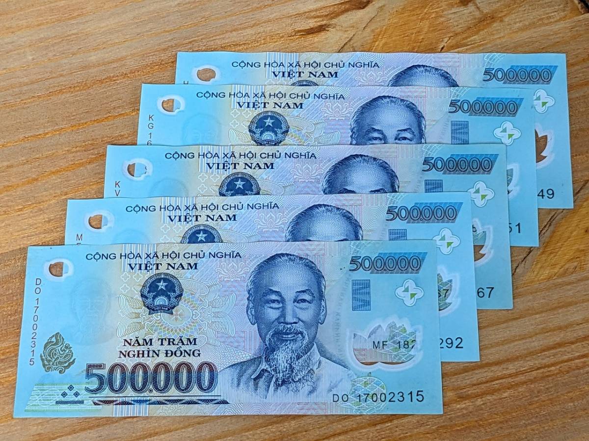 □【250万ドン】ベトナムドン 50万ドン5枚 ☆ 入手困難 本物 ベトナム