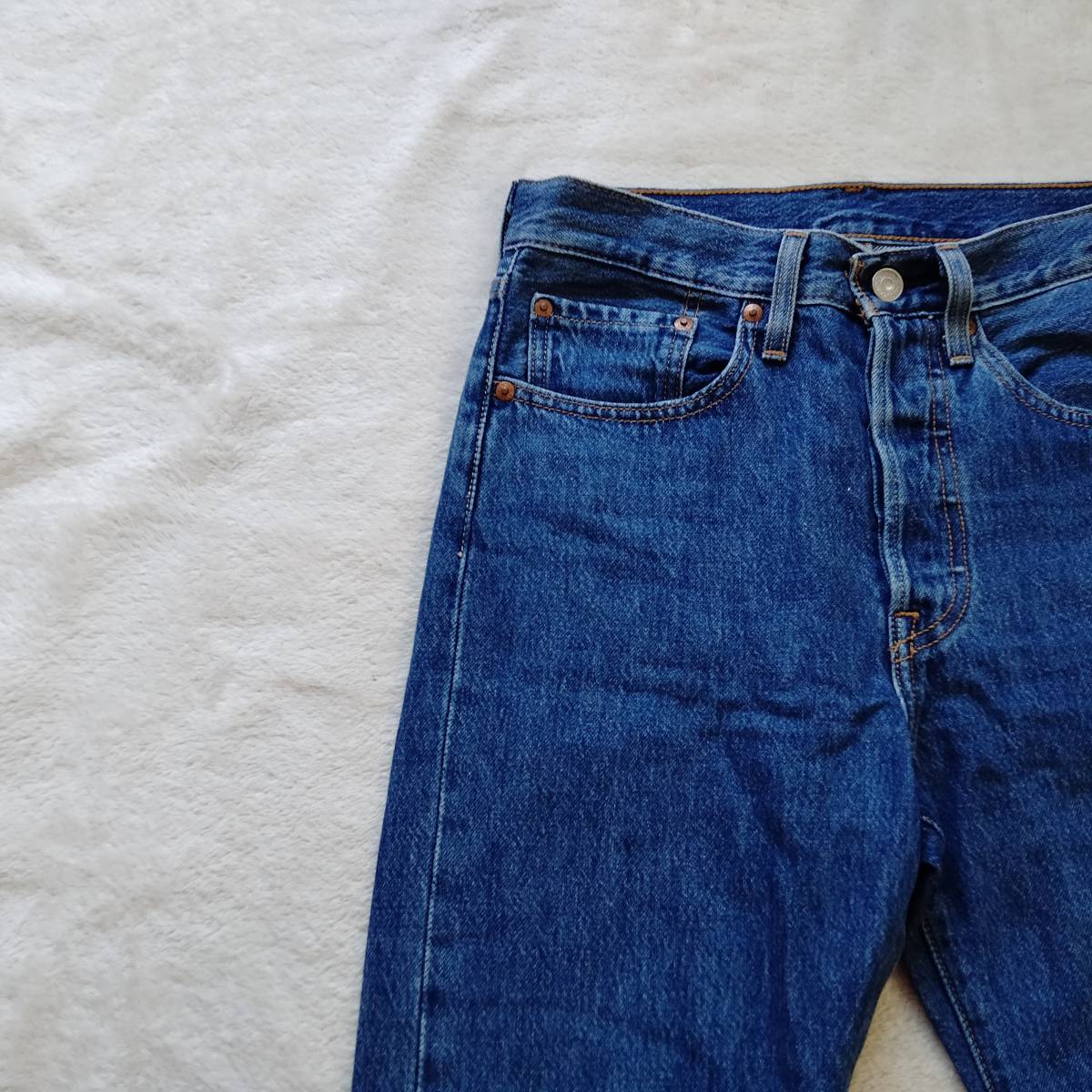 Levi's リーバイス ストレート デニム ジーンズ ボトムス ポケット ボタンチャック ロゴパッチ 無地 ブルー サイズS SA103_画像1