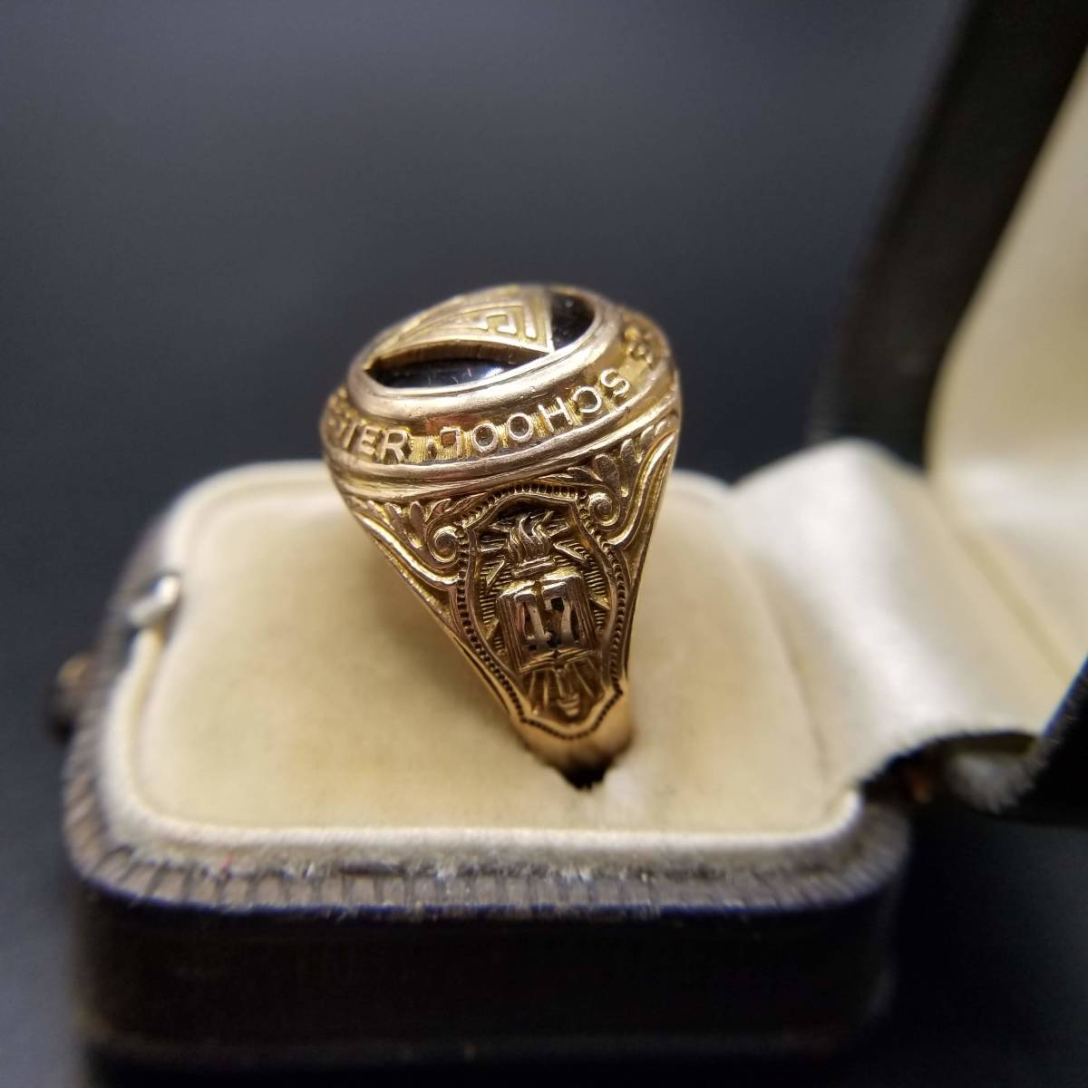 1947 year American kla sling MURCHISON NEWARK Vintage K10 yellow gold onyx triangle engraving ring gold worcester Y5-A