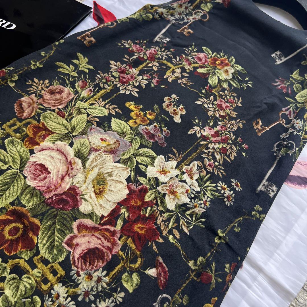 【美品】DOLCE&GABBANA 総柄ワンピース ブラック ノースリーブ 38 ドルチェアンドガッバーナ M 黒 Aライン 花柄 鍵 キー_画像3